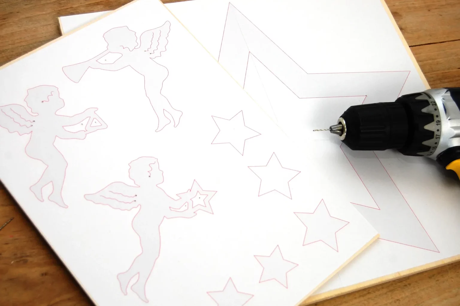 29-01-engelschar-deko-weihnachten-laubsaege-dekupiersaege-vorlage-ausdrucken-vorlagenpapier-aufkleben-saegeblattdurchfuherungen