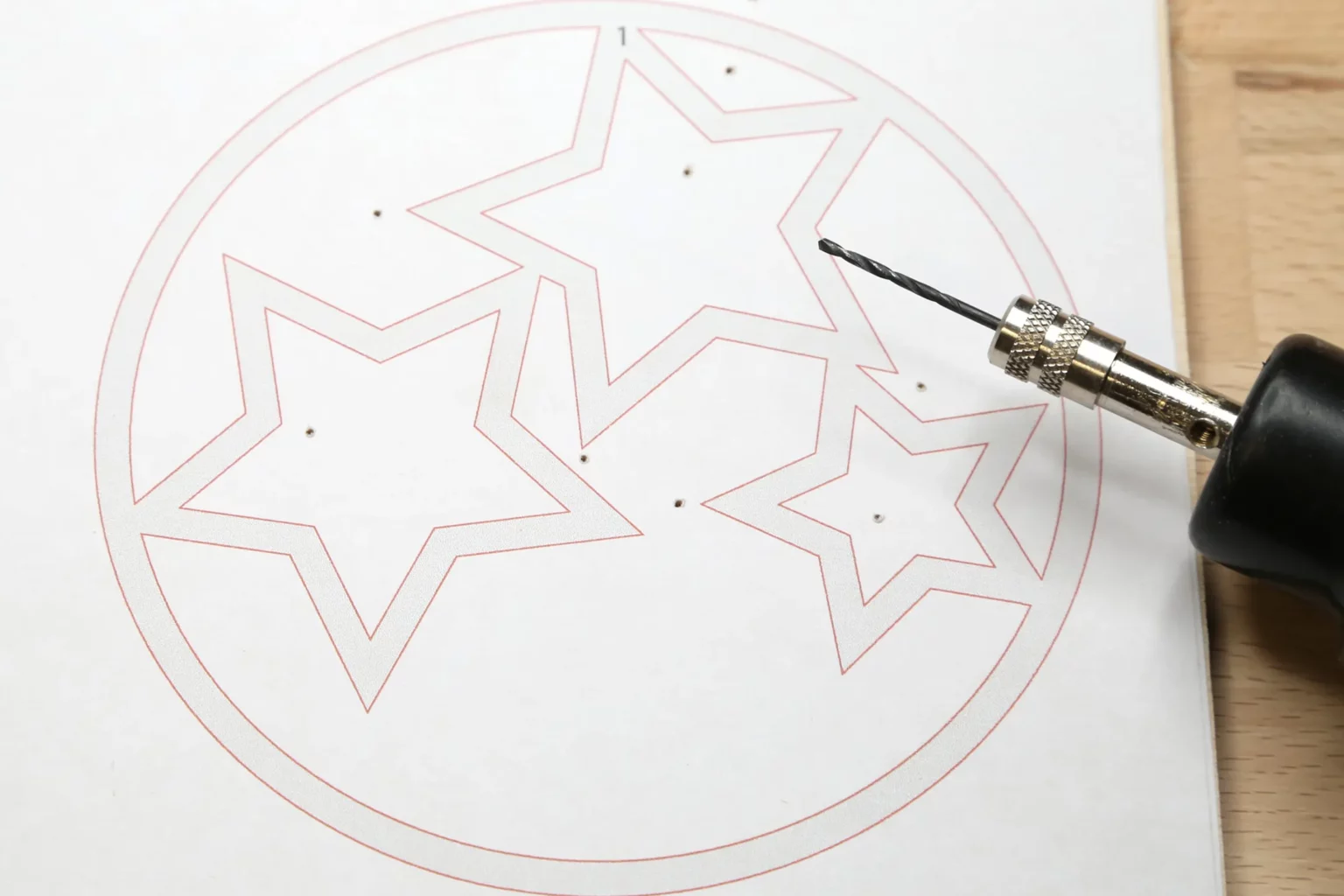 29-02-gnome-feiern-weihnachten-deko-laubsaege-dekupiersaege-vorlage-saegeblattdruchfuehrungen-bohren