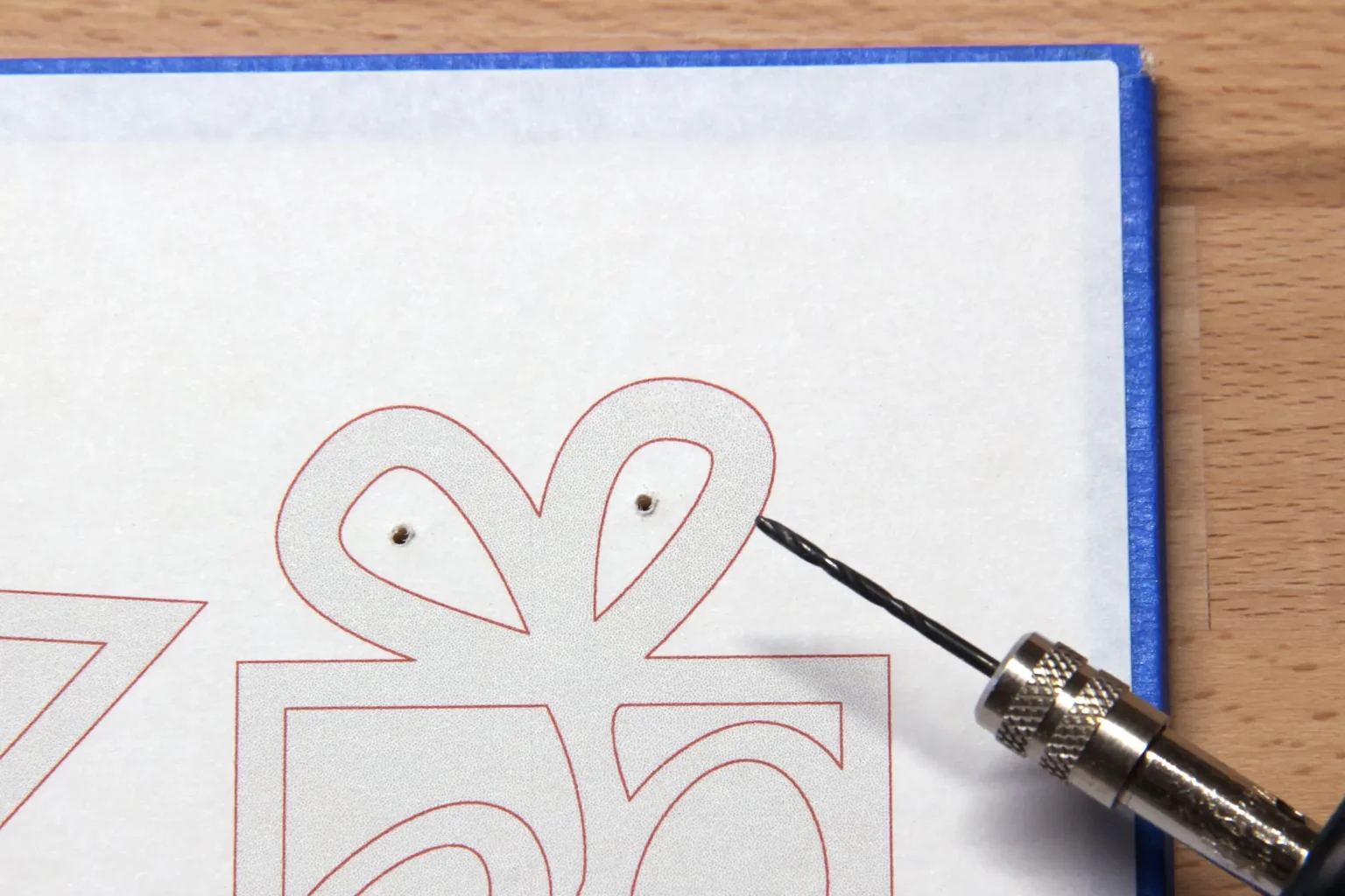 29-03-adventskalender-zahlen-laubsaege-dekupiersaege-vorlage-weisse-innenflaechen-saegeblattdurchfuehrungen-bohren