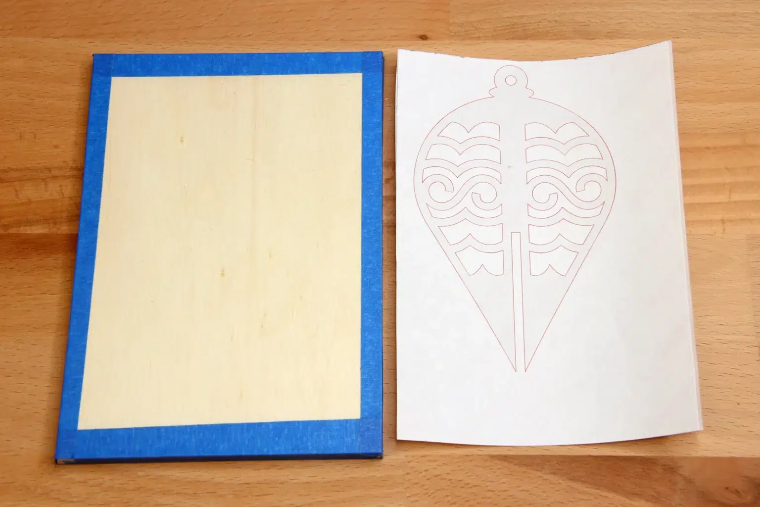 29-03-orientalischer-baumschmuck-weihnachten-laubsaege-dekupiersaege-vorlage-kopieren-sperrholz-blue-tape-stapel-fixieren