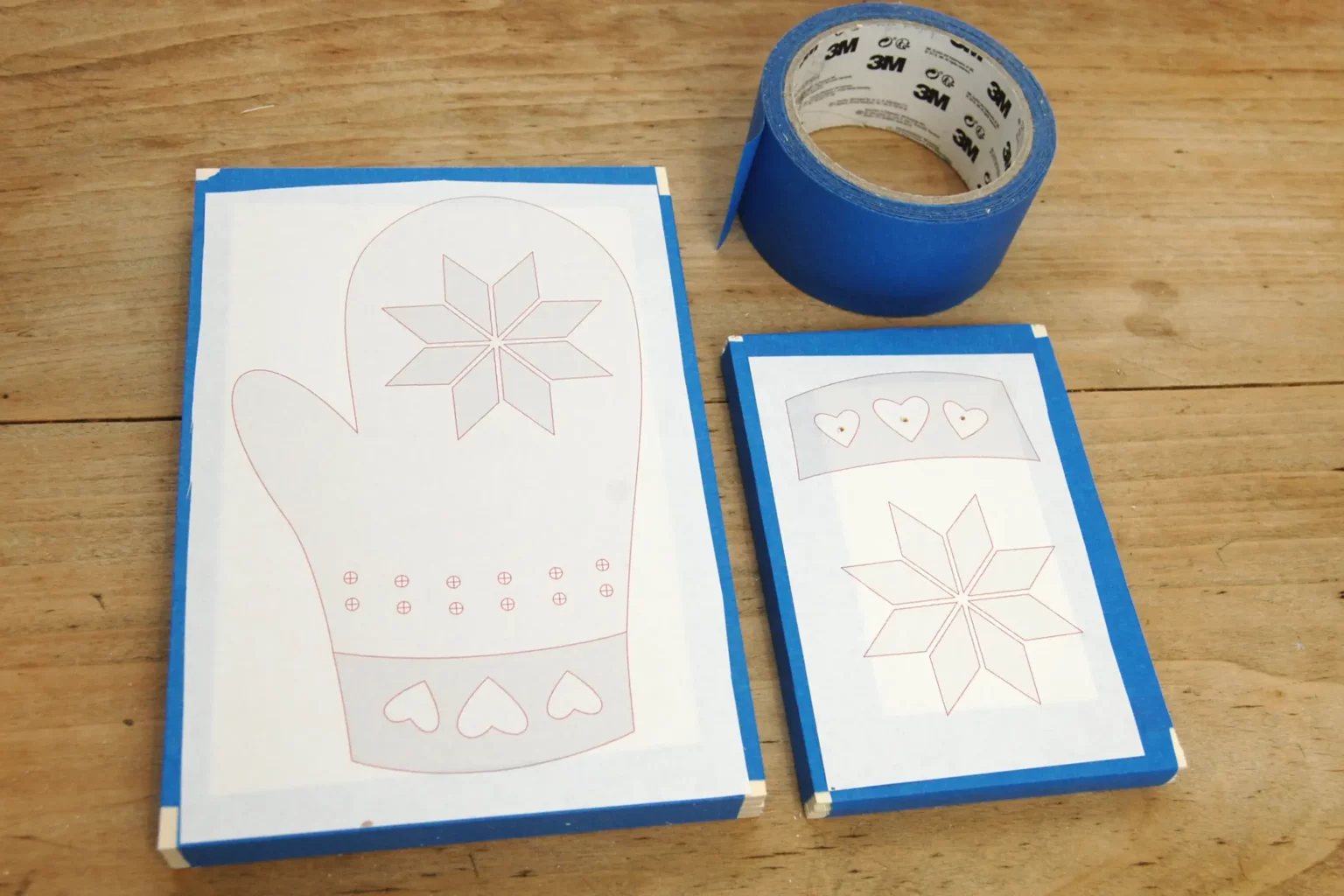 29-03-vintage-handschuhe-winter-deko-laubsaege-dekupiersaege-vorlage-sperrholz-blue-tape-stapel-fixieren-vorlagenpapier-aufkleben