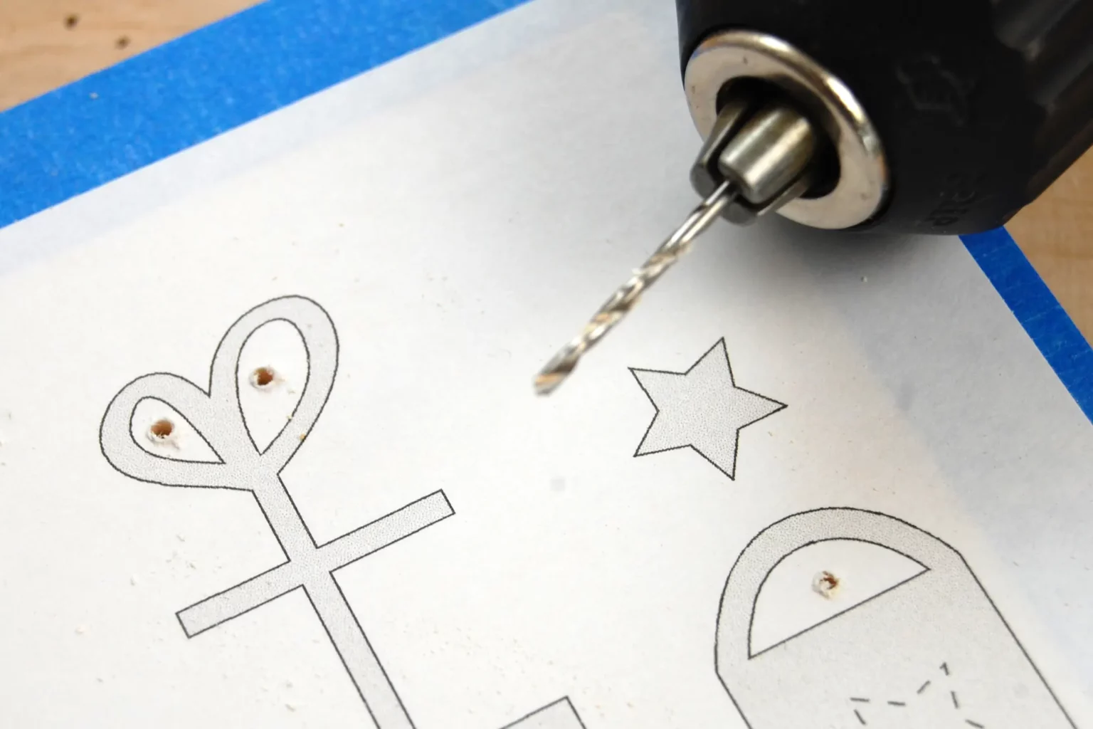 29-04-sternenwichtel-weihnachten-deko-laubsaege-dekupiersaege-vorlage-saegeblattdurchfuehrungen-bohren