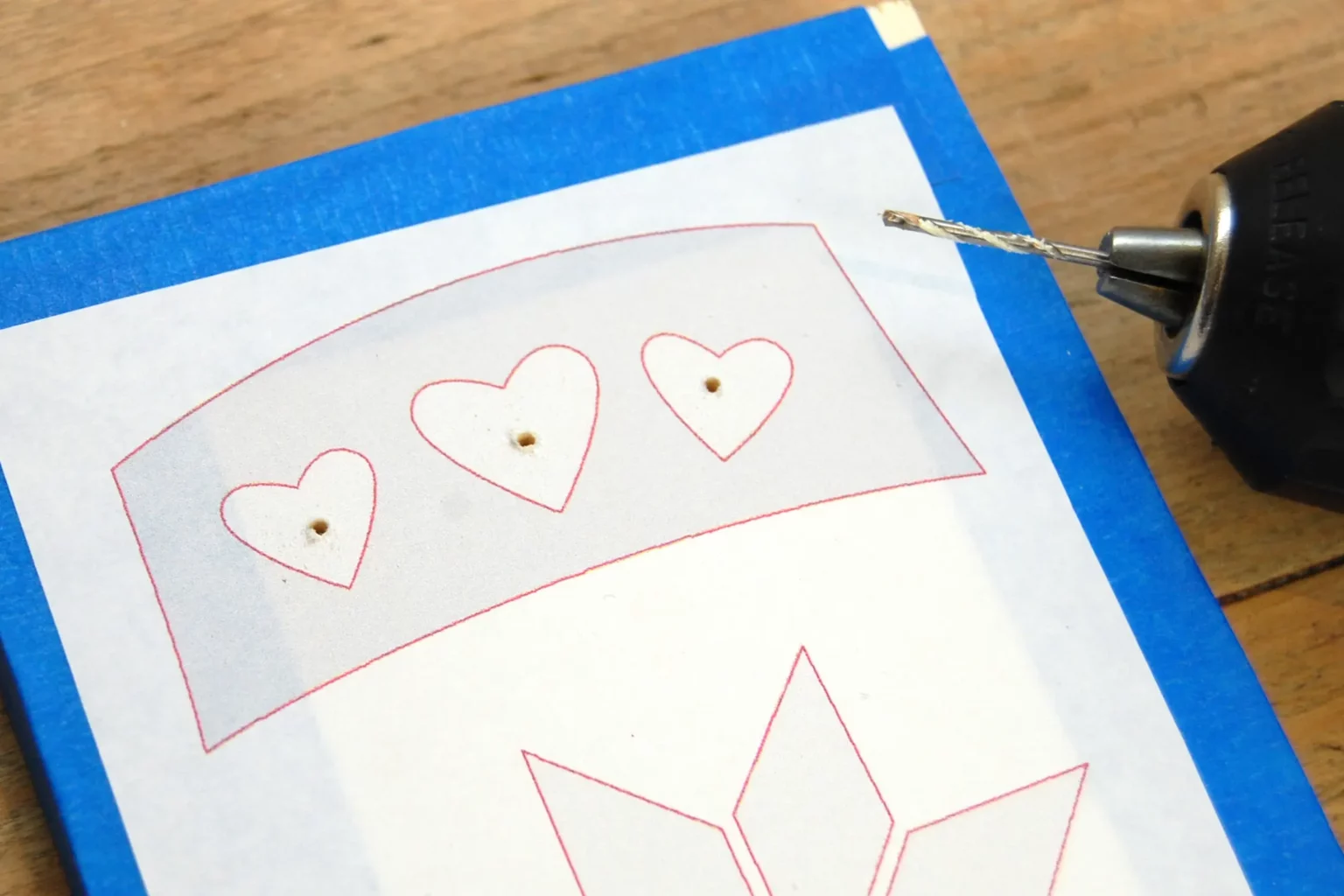 29-04-vintage-handschuhe-winter-deko-laubsaege-dekupiersaege-vorlage-saegeblattdurchfuehrungen-bohren-3-mm-sperrholz