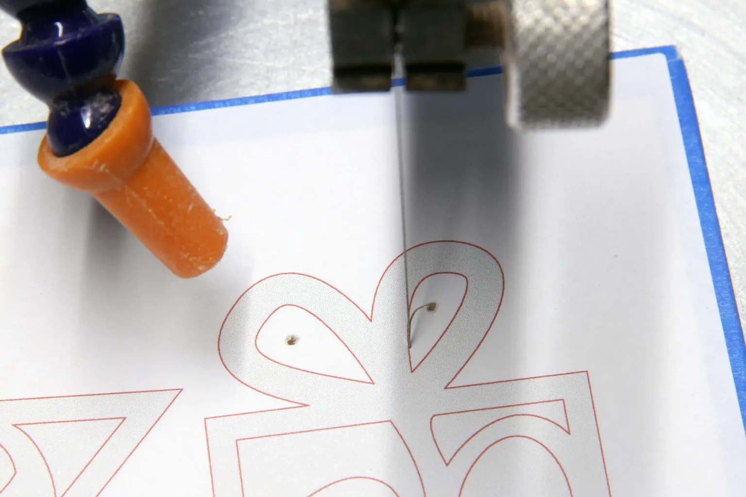 29-05-adventskalender-zahlen-laubsaege-dekupiersaege-vorlage-weisse-innenflaechen-innenschnitte-saegen