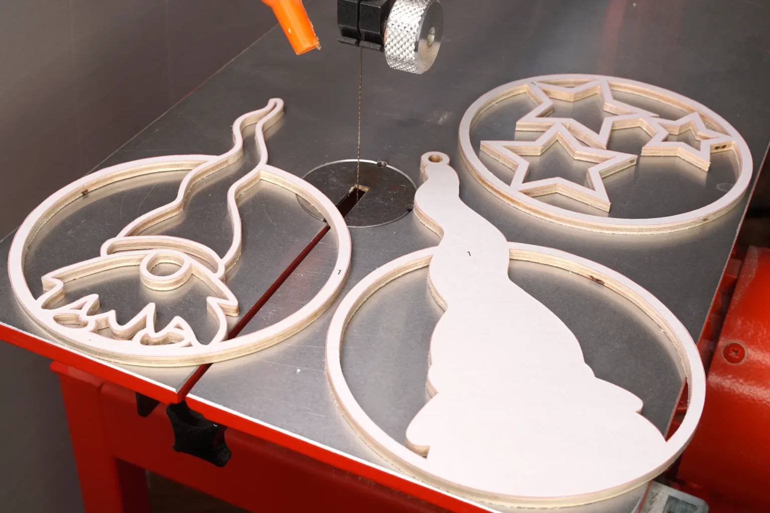 29-05-gnome-feiern-weihnachten-deko-laubsaege-dekupiersaege-vorlage-alle-motive-saegen