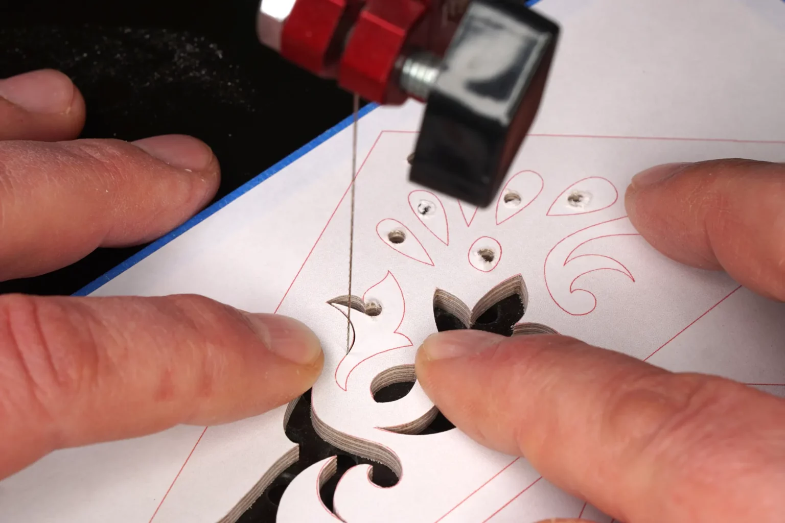 29-1-05a-weihnachtsstern-deko-laubsaege-dekupiersaege-vorlage-innenschnitte-saegen-werkstueck-fixieren