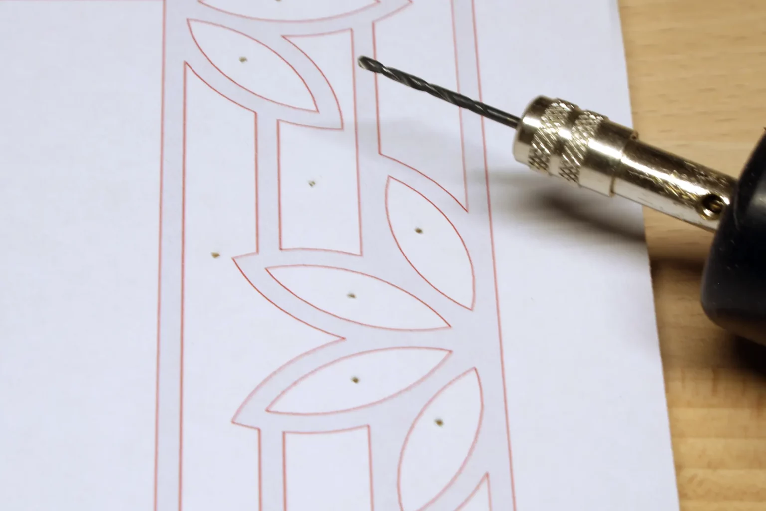 30-02-blumige-bilderrahmen-deko-laubsaege-dekupiersaege-vorlage-saegeblattdurchfuehrungen-bohren