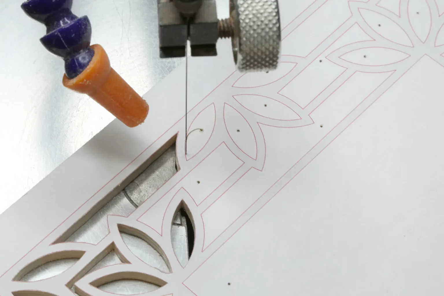 30-03-blumige-bilderrahmen-deko-laubsaege-dekupiersaege-vorlage-innenschnitte-saegen