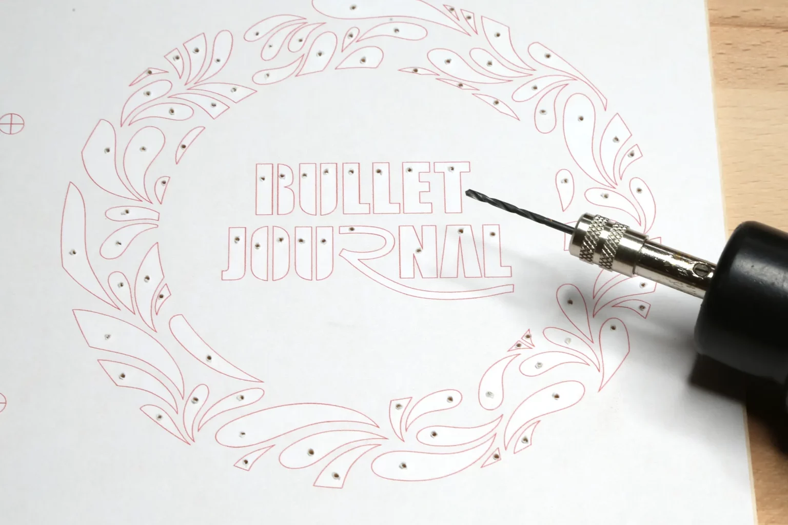 30-03-bullet-journal-diy-laubsaege-dekupiersaege-vorlage-vorlagenpapier-aufkleben-saegeblattdurchfuehrungen-bohren