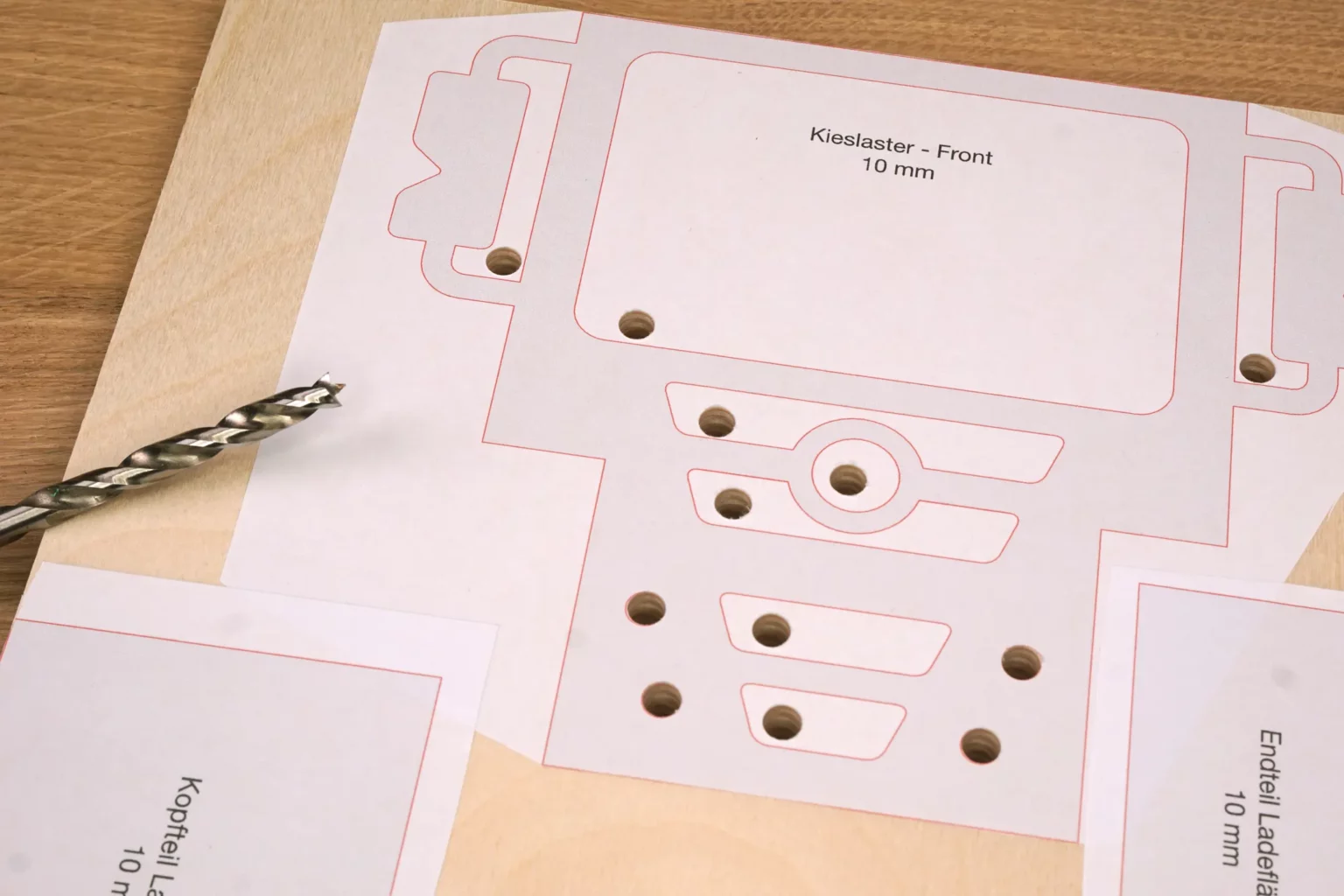 30-03-kieslaster-spielzeug-laubsaege-dekupiersaege-vorlage-saegeblattdurchfuehrungen-bohren-birkensperrholz