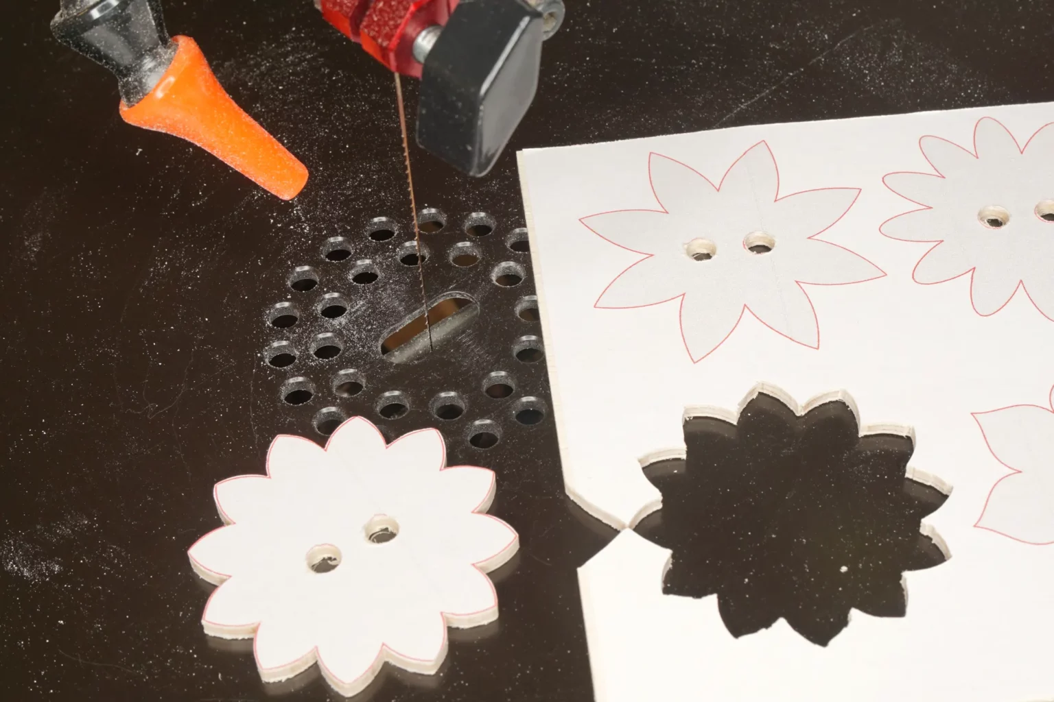 30-03-serviettenringe-deko-laubsaege-dekupiersaege-vorlage-aussenkontur-blumenmotive-aussaegen