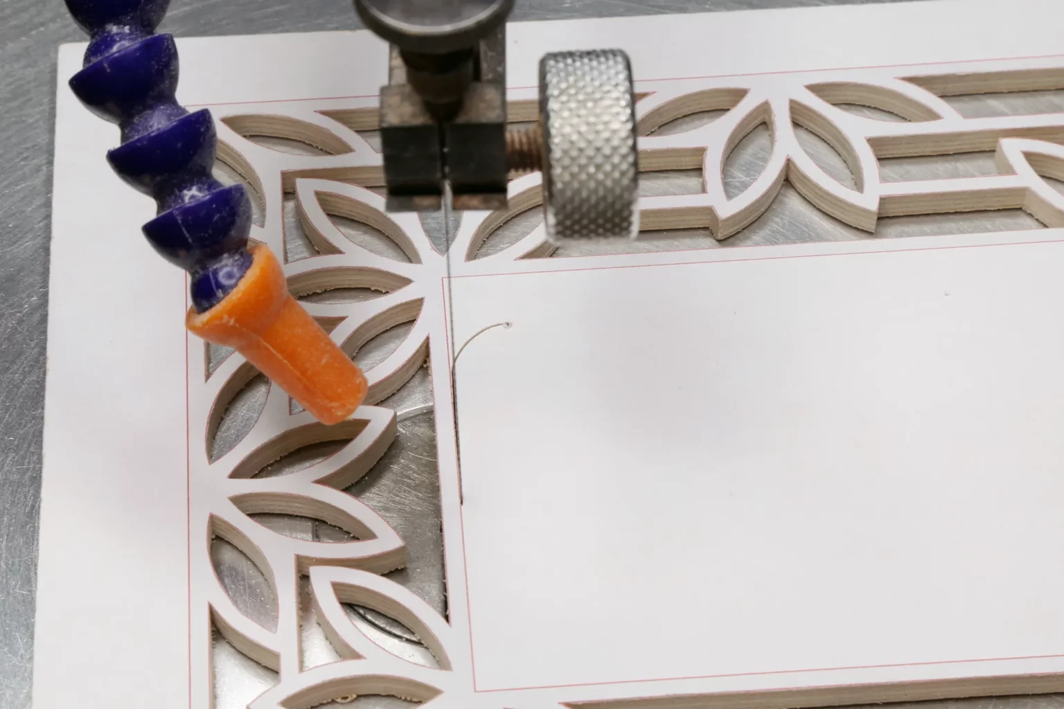 30-04-blumige-bilderrahmen-deko-laubsaege-dekupiersaege-vorlage-rahmeninnenseite-saegen