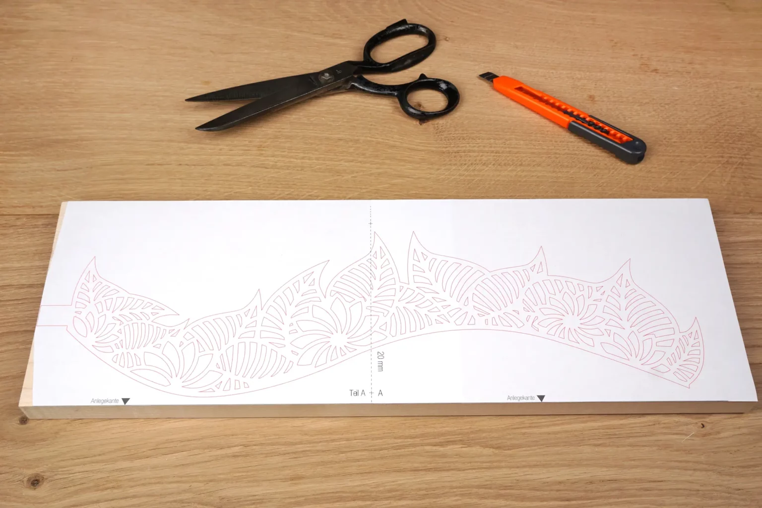 30-04-moosstele-deko-laubsaege-dekupiersaege-vorlage-vorlagenpapier-an-materialkante-buendig-aufkleben-ansetzen