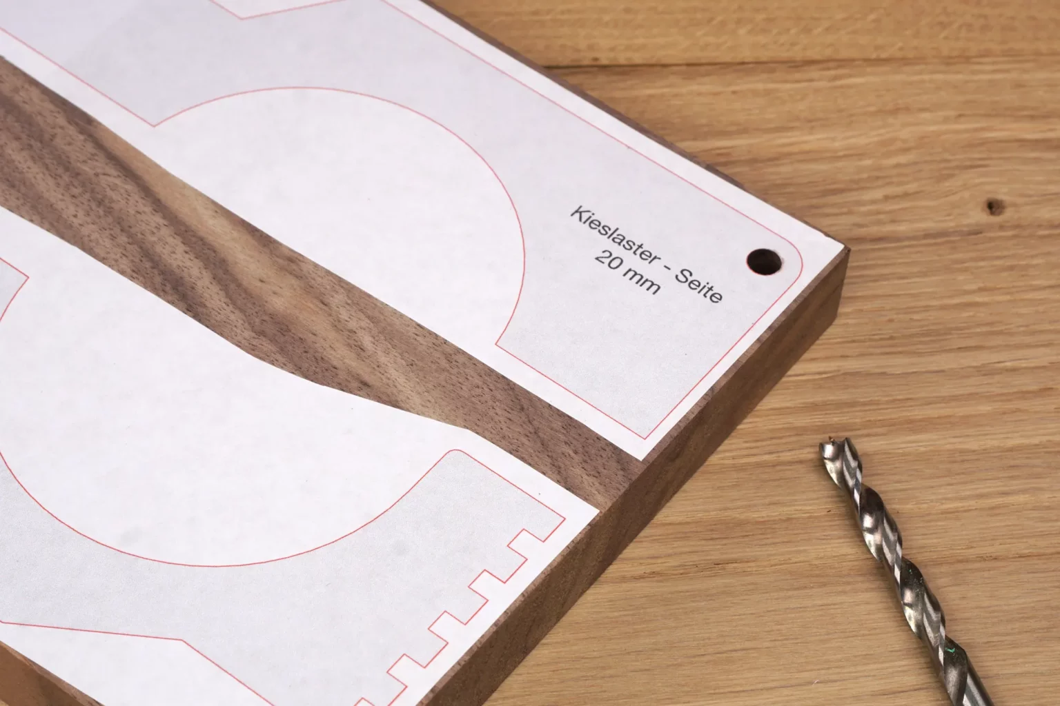 30-05-kieslaster-spielzeug-laubsaege-dekupiersaege-vorlage-loecher-seitenteil-bohren-massivholz