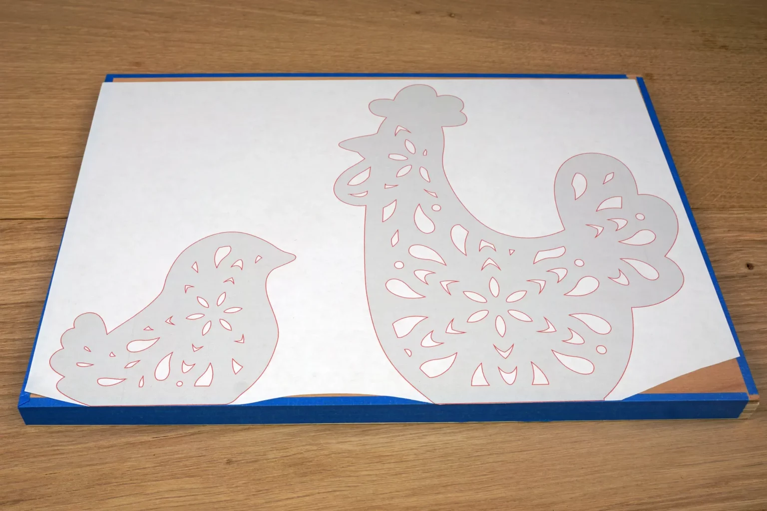 30-05-mandala-henne-mit-kuekenr-deko-laubsaege-dekupiersaege-vorlage-vorlagenpapier-aufkleben-stapel