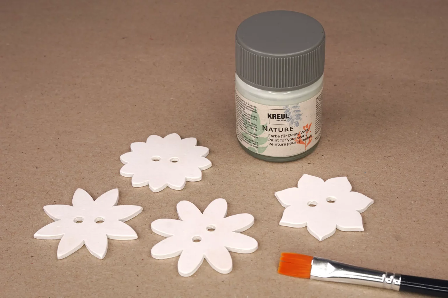 30-06-serviettenringe-deko-laubsaege-dekupiersaege-vorlage-blumenmotive-bemalen-kreul-nature-schneekristall