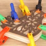 30-12-mandala-henne-mit-kuekenr-deko-laubsaege-dekupiersaege-vorlage-motivschicht-mittig-auf-stapel-kleben-leim-verspannen