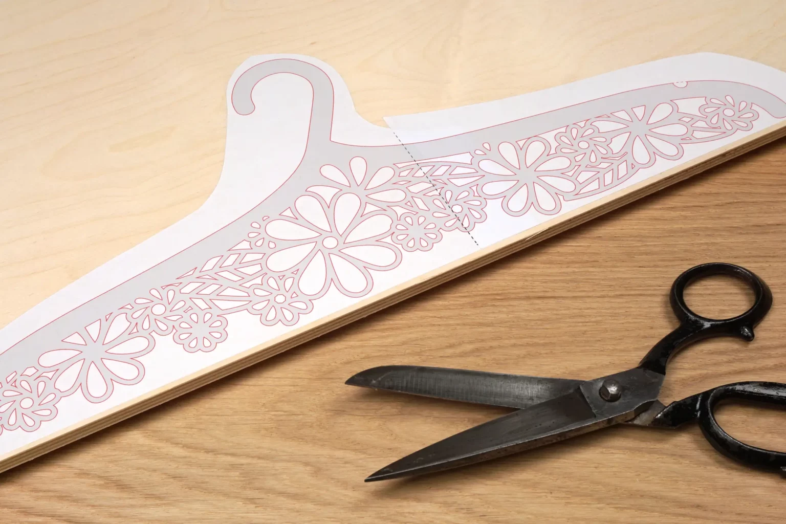 31-02-blumiger-kleiderbuegel-deko-laubsaege-dekupiersaege-vorlage-ausdrucken-vorlagenpapier-zuschneiden-aufkleben