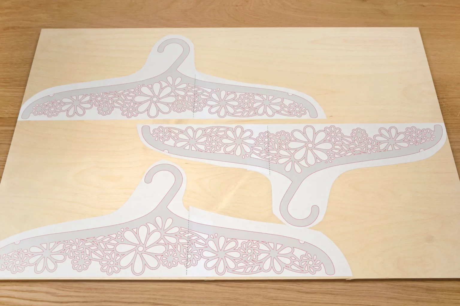 31-03-blumiger-kleiderbuegel-deko-laubsaege-dekupiersaege-vorlage-ausdrucken-kopieren-vorlagenpapier-zuschneiden-aufkleben