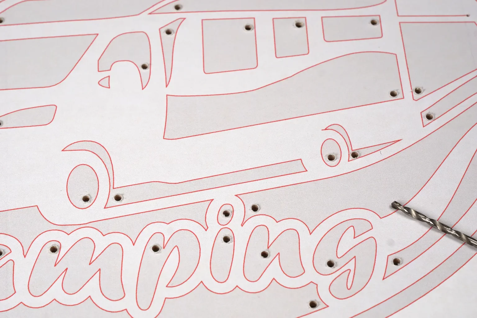 31-03-campingfieber-deko--laubsaege-dekupiersaege-vorlage-saegeblattdurchfuehrungen-bohren-motivschicht