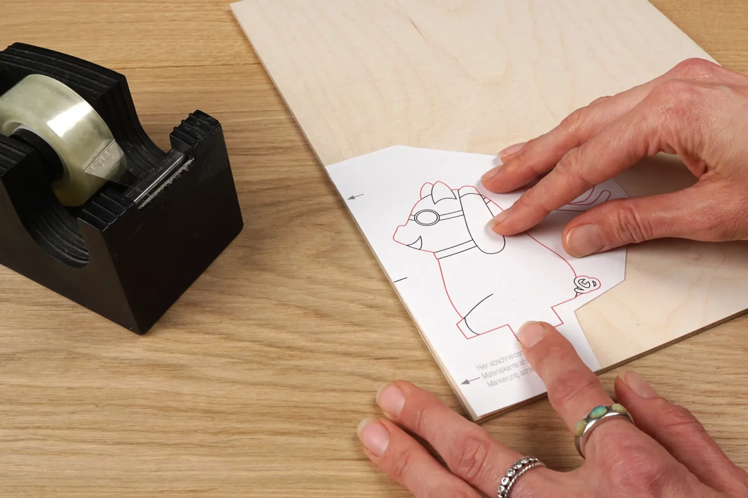 31-03-whirligig-flugzeug-garten-laubsaege-dekupiersaege-vorlage-an-materialkante-anlegen-mit-klebestreifen-fixieren