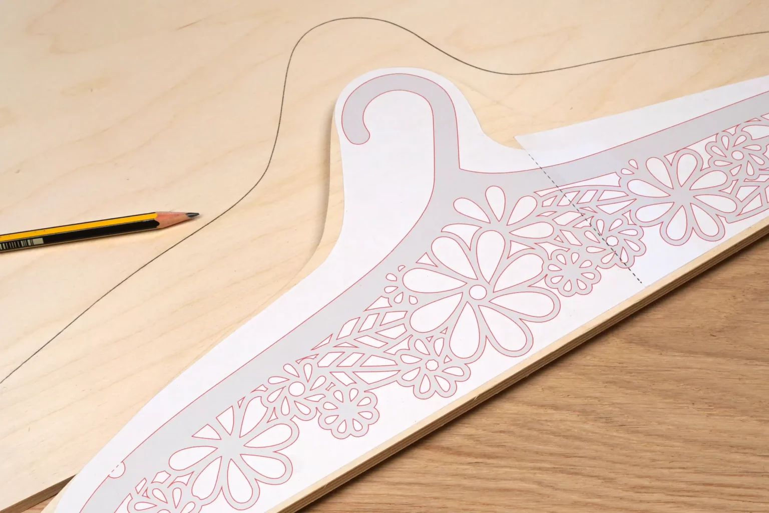 31-04-blumiger-kleiderbuegel-deko-laubsaege-dekupiersaege-vorlage-buegel-grob-aussaegen-kontur-auf-sperrholzplatte-uebertragen