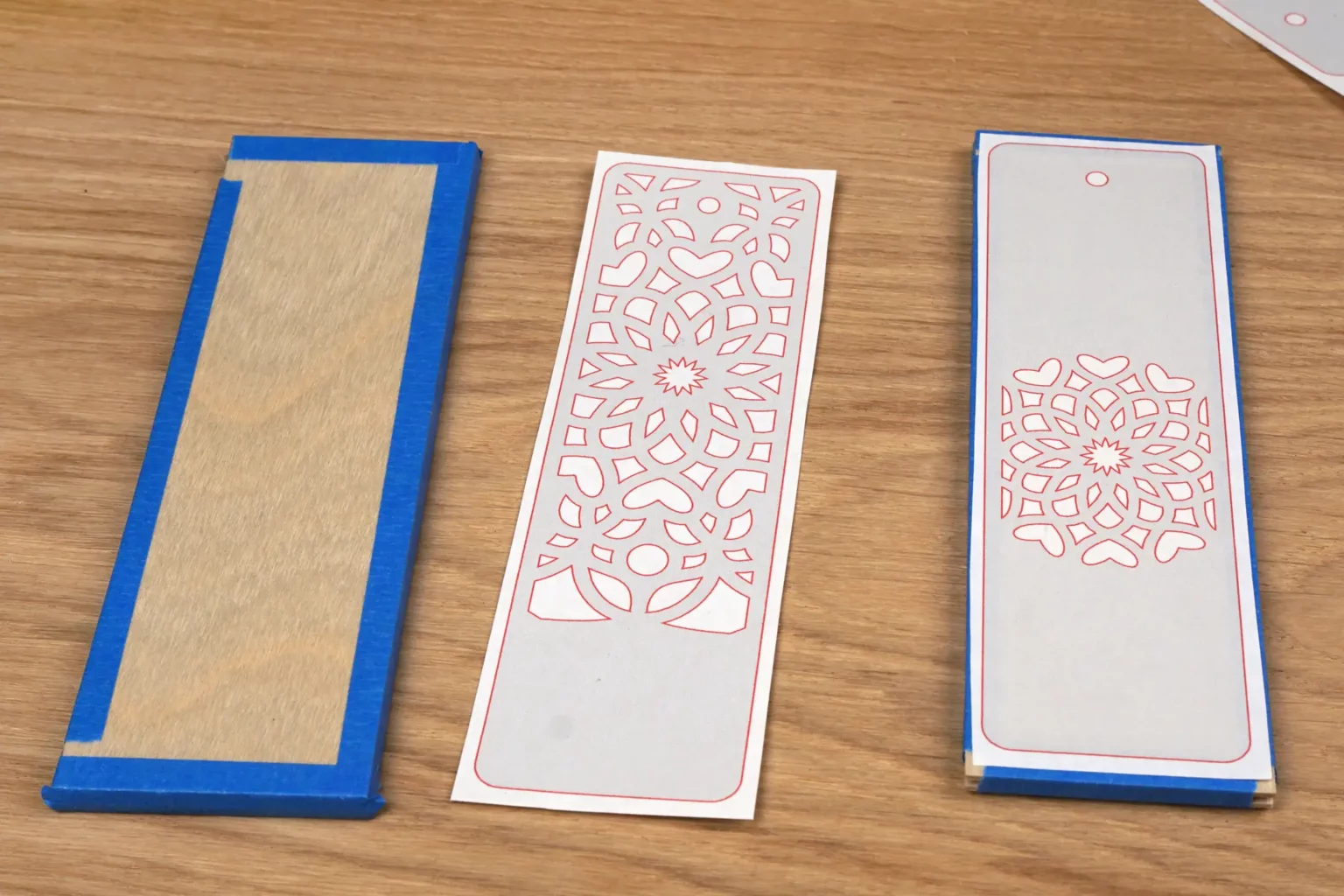 31-04-leszezeichen-herz-mandala-geschenk-laubsaege-dekupiersaege-vorlage-flugzeugsperrholz-blue-tape-stapel-fixieren-vorlagenpapier