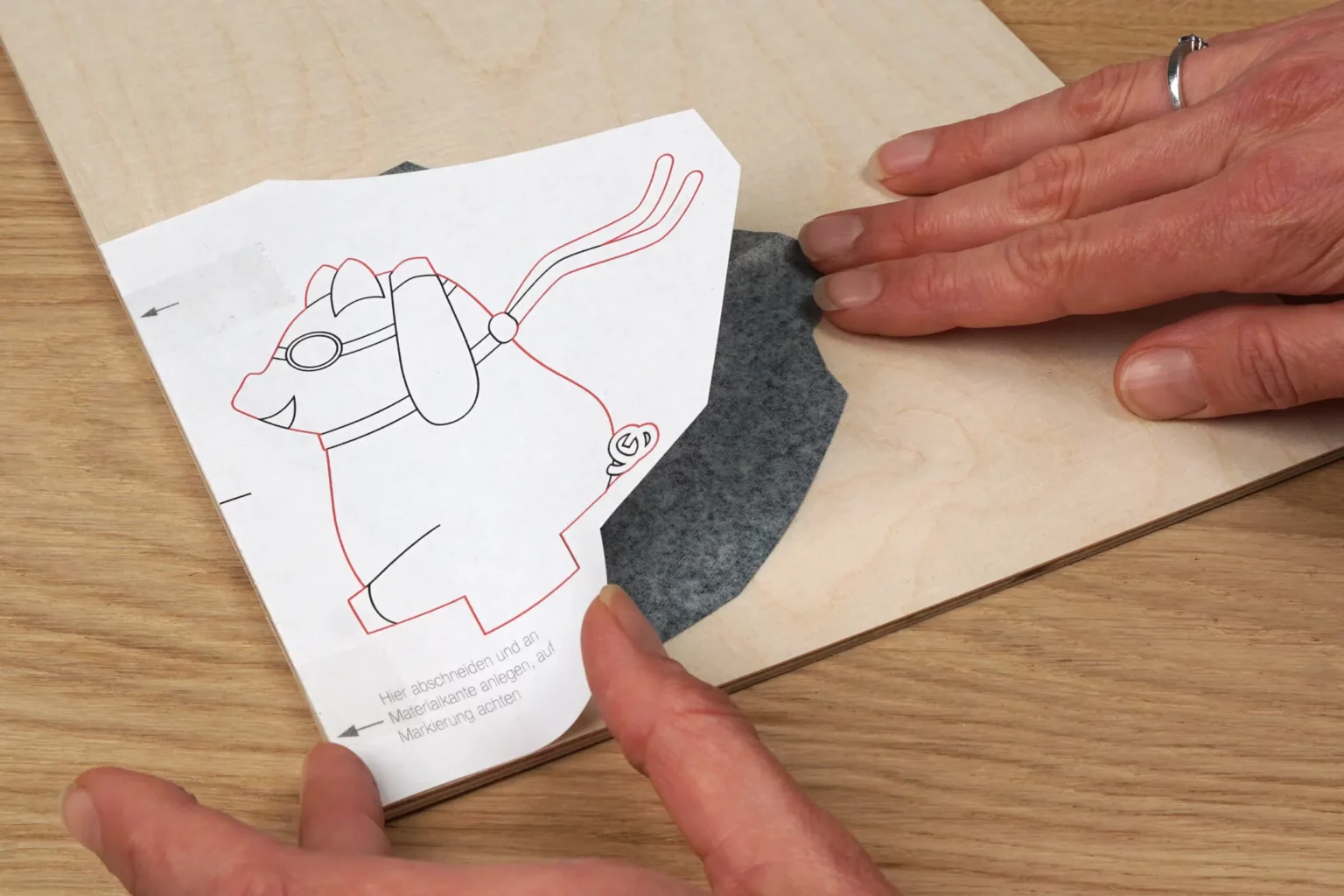 31-04-whirligig-flugzeug-garten-laubsaege-dekupiersaege-vorlage-graphitpapier-zwischen-vorlage-sperrholzplatte-schieben