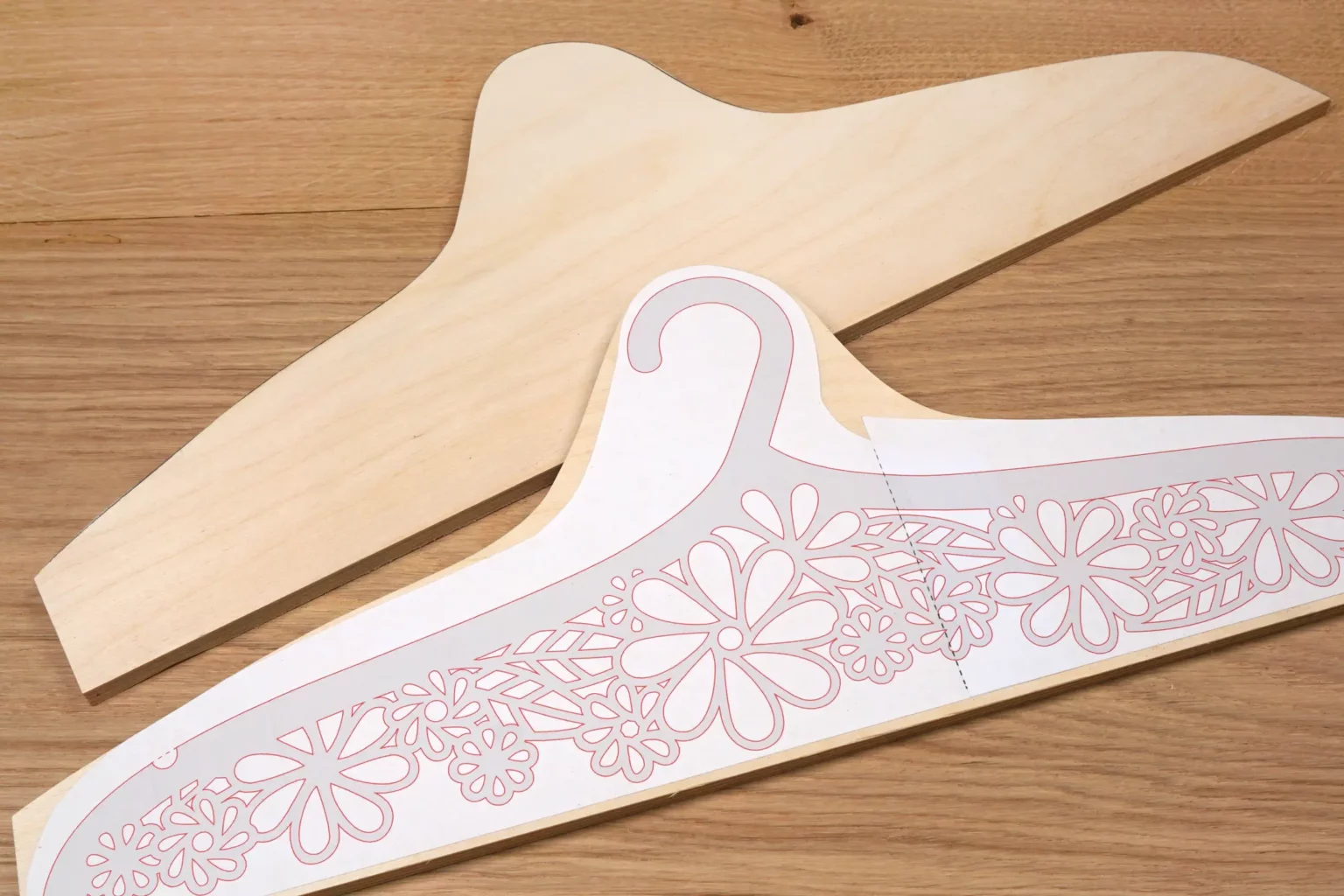 31-05-blumiger-kleiderbuegel-deko-laubsaege-dekupiersaege-vorlage-buegel-grob-aussaegen-kontur