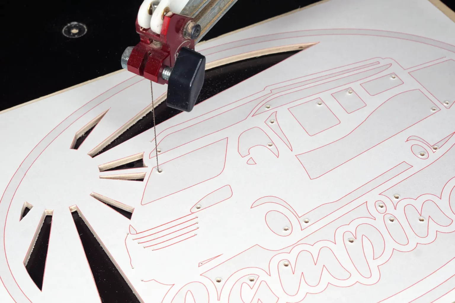 31-05-campingfieber-deko--laubsaege-dekupiersaege-vorlage-innenschnitte-saegen-motivschicht