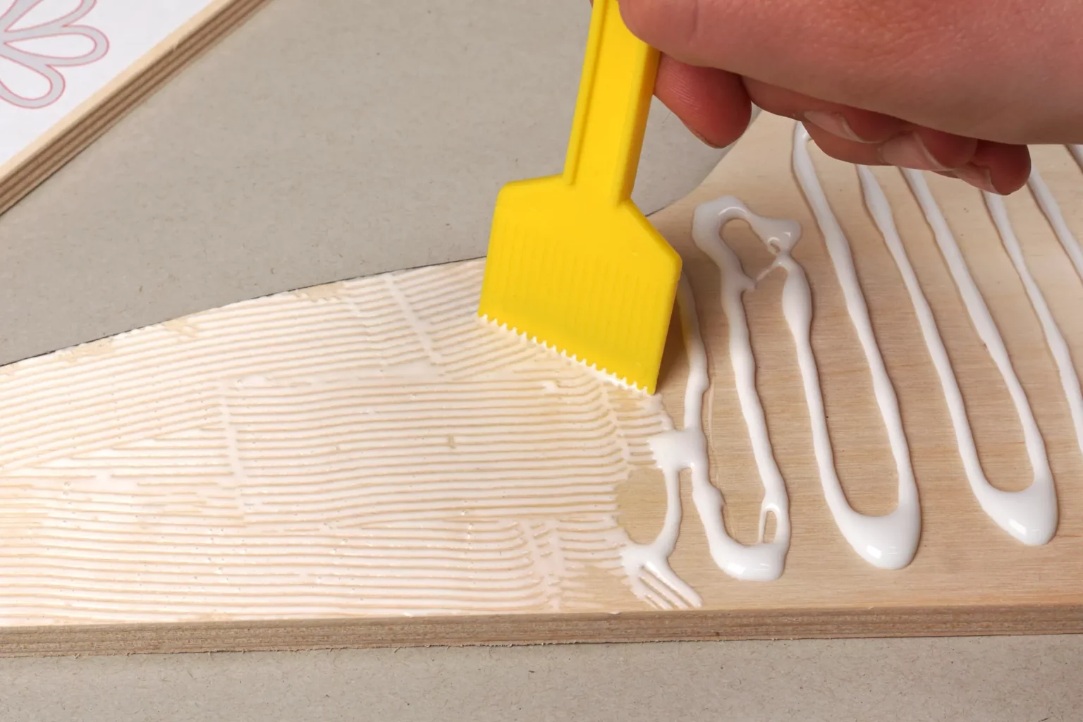 31-06-blumiger-kleiderbuegel-deko-laubsaege-dekupiersaege-vorlage-leim-grossflaechig-auftragen-leimspachtel