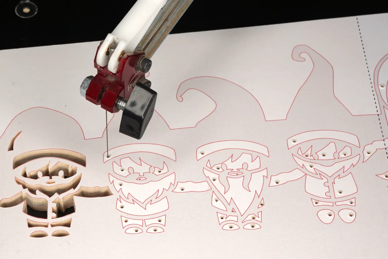 31-06-schneewittchen-garderobe-kinder-laubsaege-dekupiersaege-vorlage-innenschnitte-saegen-motivschicht