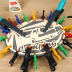 31-12-campingfieber-deko--laubsaege-dekupiersaege-vorlage-motiv-mittig-auf-traegerplatte-kleben-leim-verspannen