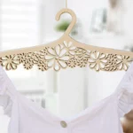 31-titel-01-blumiger-kleiderbuegel-deko-laubsaege-dekupiersaege-vorlage