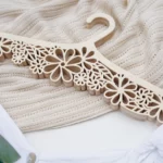 31-titel-02-blumiger-kleiderbuegel-deko-laubsaege-dekupiersaege-vorlage