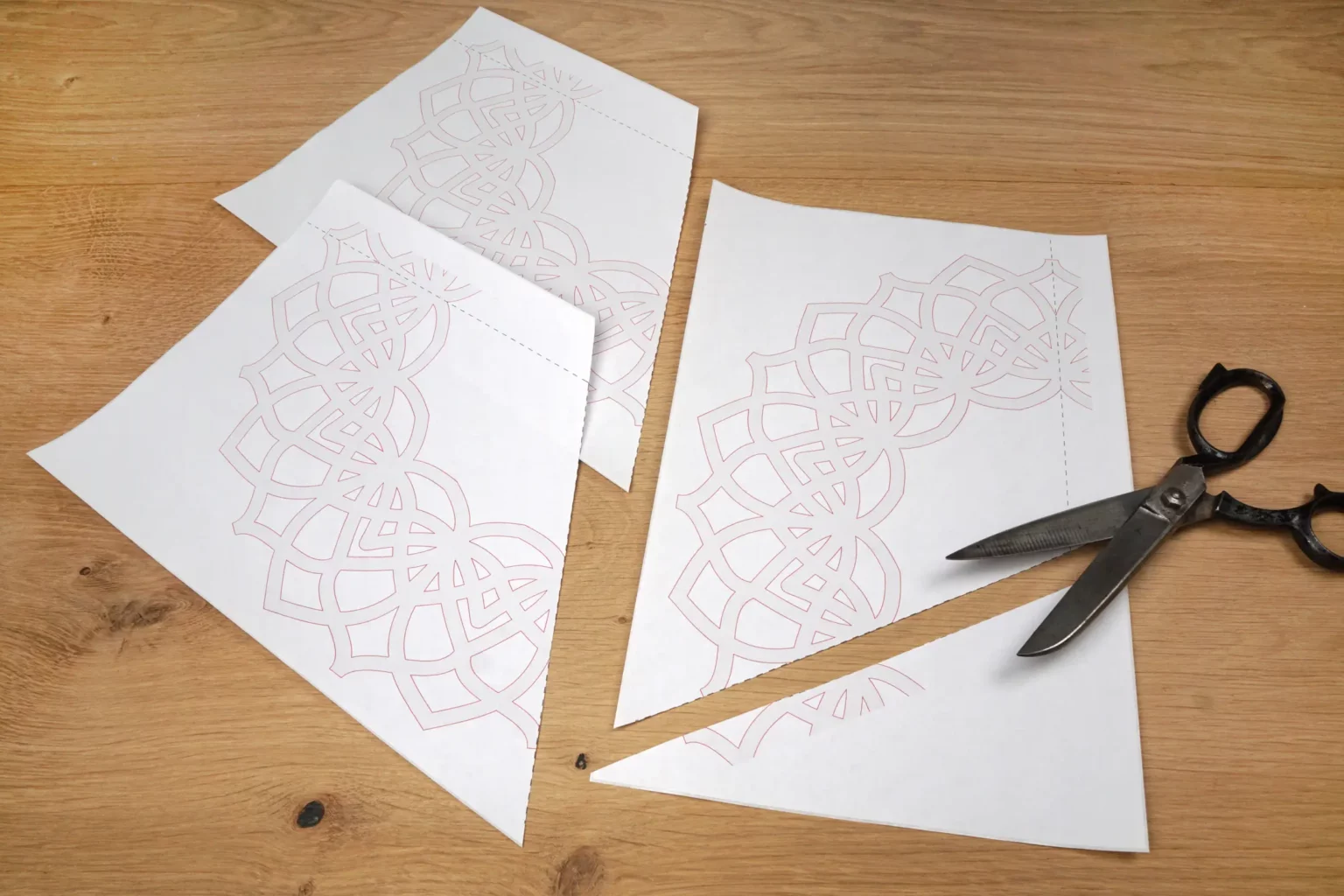 32-02-edler-wandspiegel-deko-laubsaege-dekupiersaege-vorlage-vorlagenpapier-zuschneiden-gestrichelte-linie