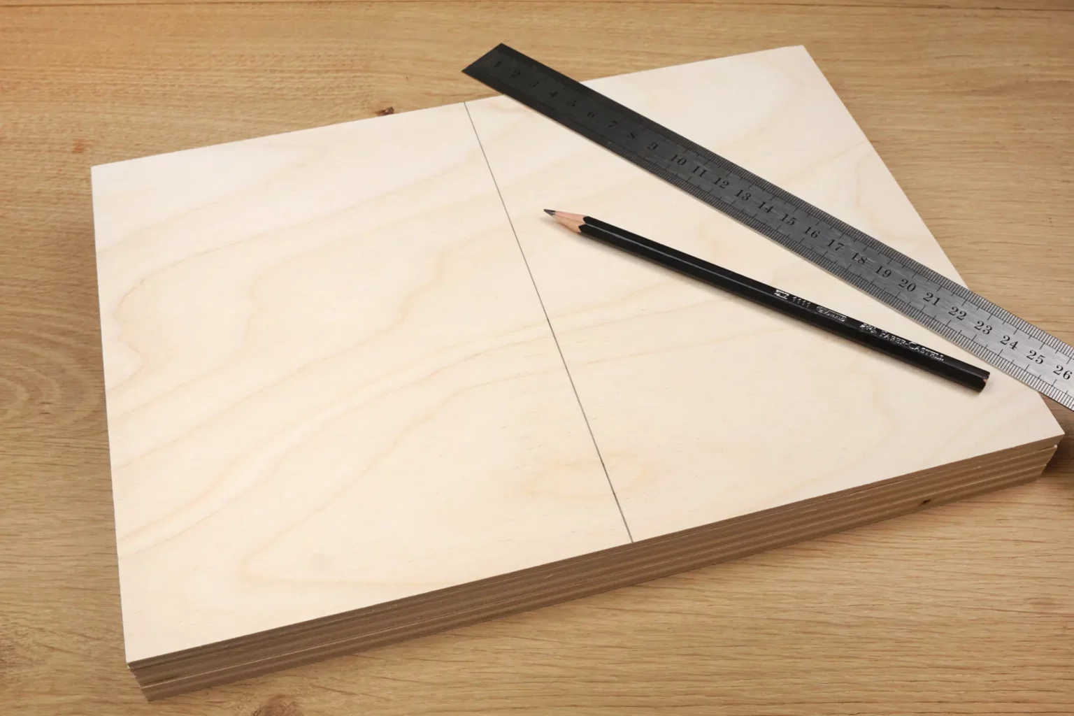 32-03-bling-bling-totenkoepfe-halloween-laubsaege-dekupiersaege-vorlage-plattenmitte-markieren-lineal-blreistift-sperrholz