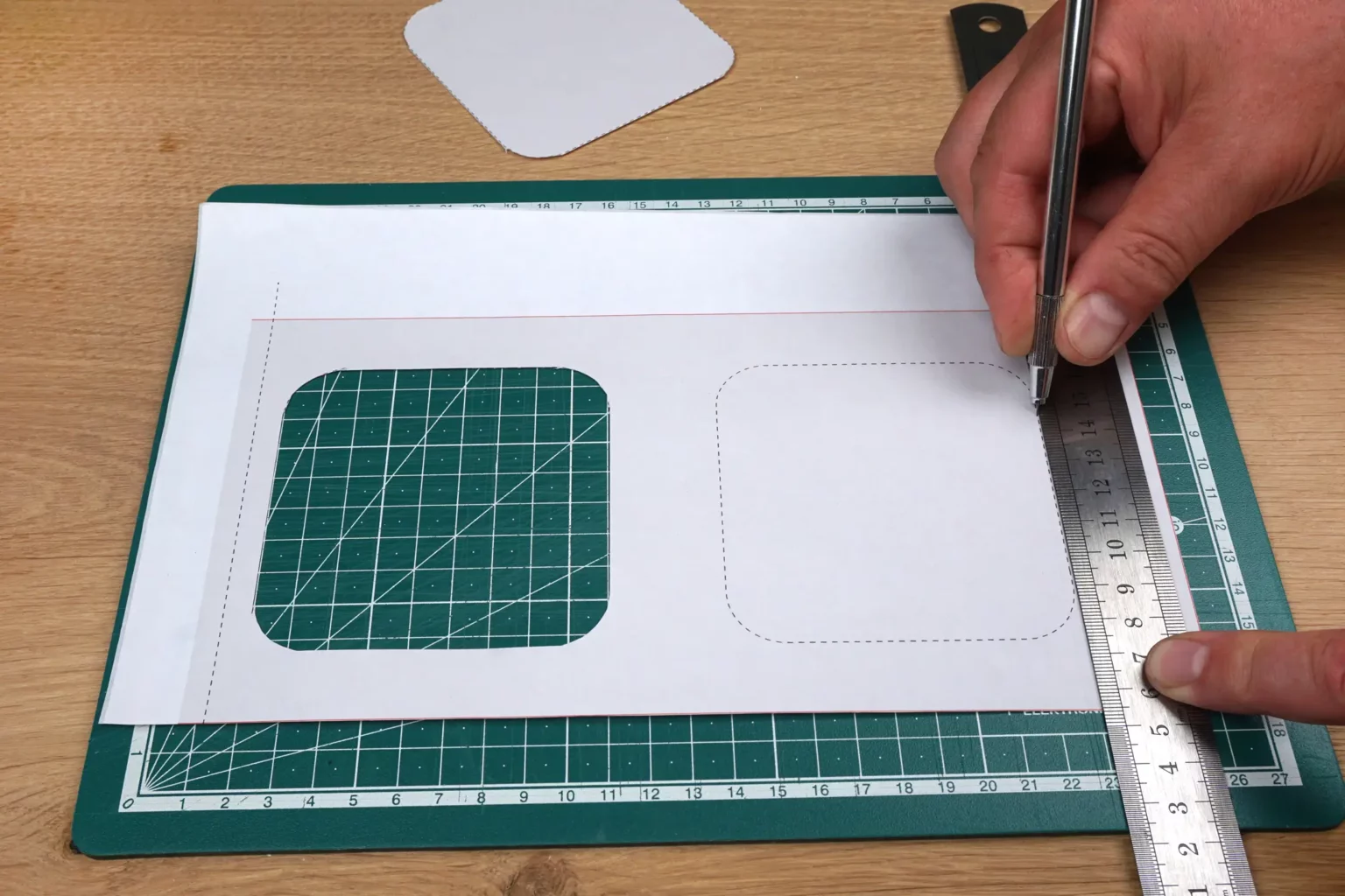 32-03-geschmackvolle-kuechendeko-laubsaege-dekupiersaege-vorlage-positionierungshilfe-ausschneiden