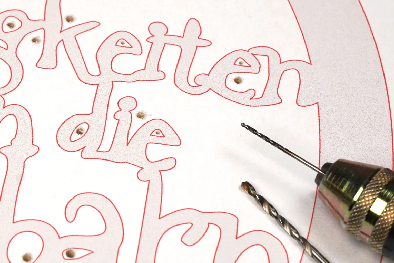 32-03-halloween-wegweiser-deko-herbst-laubsaege-dekupiersaege-vorlage-saegeblattdurchfuehrungen-bohren-tafel