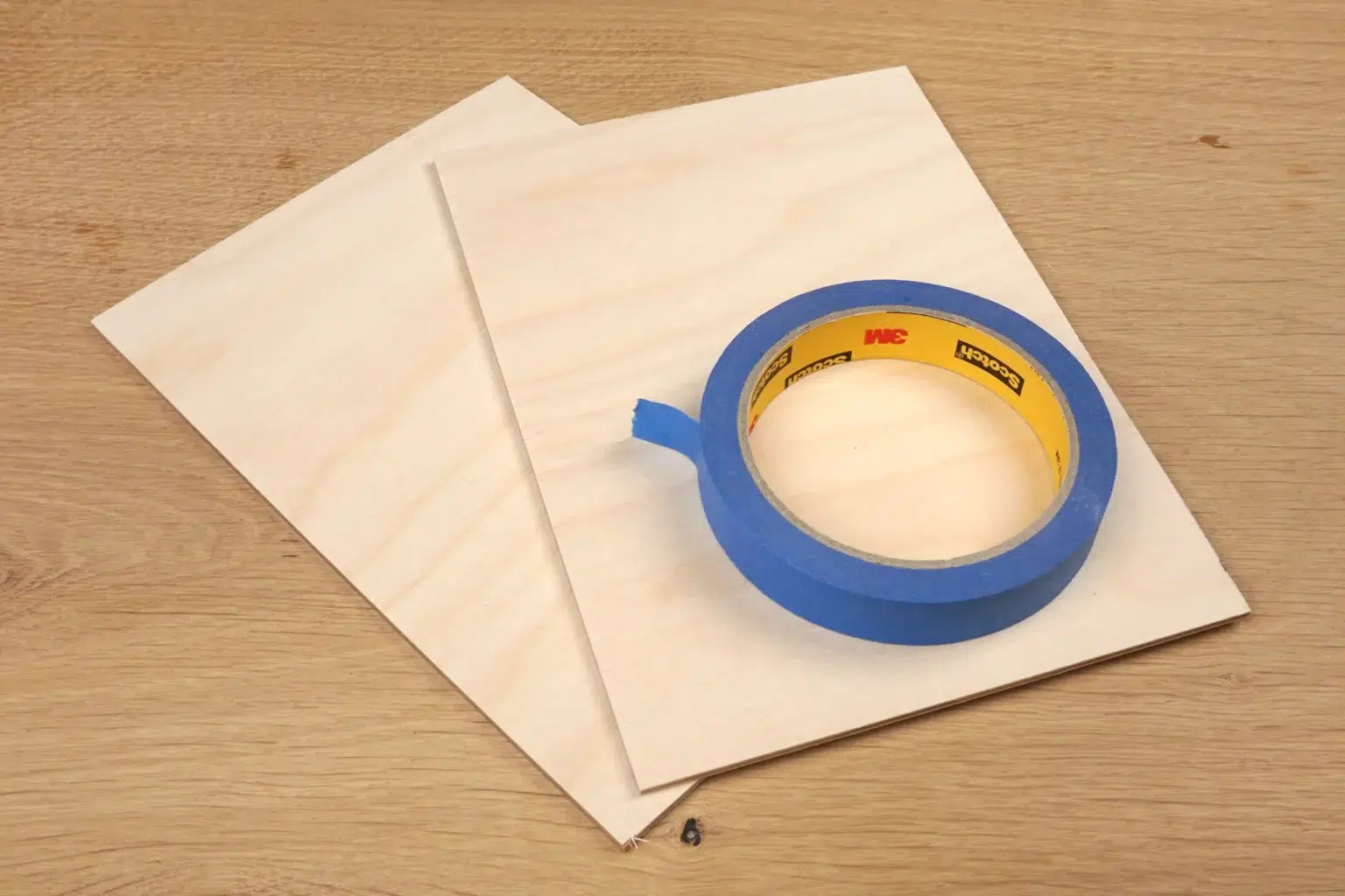 32-04-dekoleuchte-laubsaege-dekupiersaege-vorlage-sperrholzplatte-halbieren-saegen-blue-tape-stapel-fixieren