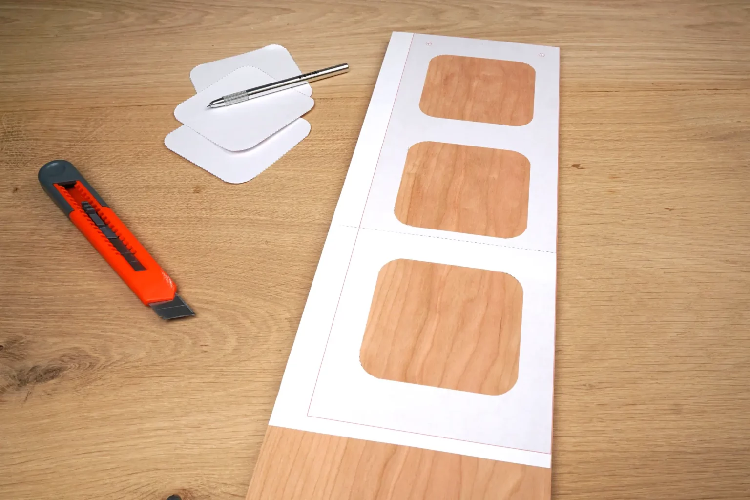 32-04-geschmackvolle-kuechendeko-laubsaege-dekupiersaege-vorlage-positionierungshilfe-an-materialkante-aufkleben-kirschbaum