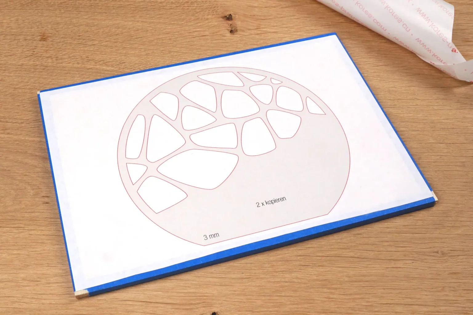 32-05-dekoleuchte-laubsaege-dekupiersaege-vorlage-stapel-vorlagenpapier-aufkleben