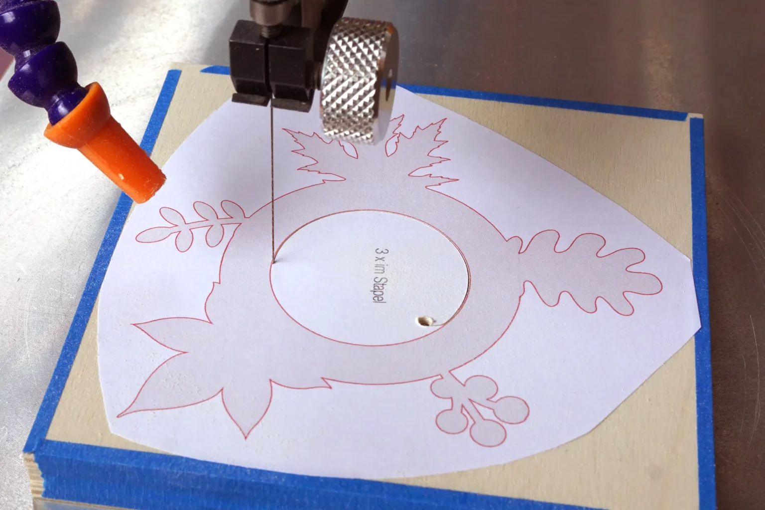 32-05-teelicht-herbstlaub-deko-herbst-laubsaege-dekupiersaege-vorlage-saegeblattdurchfuehrung-bohren-innenschnitt-saegen