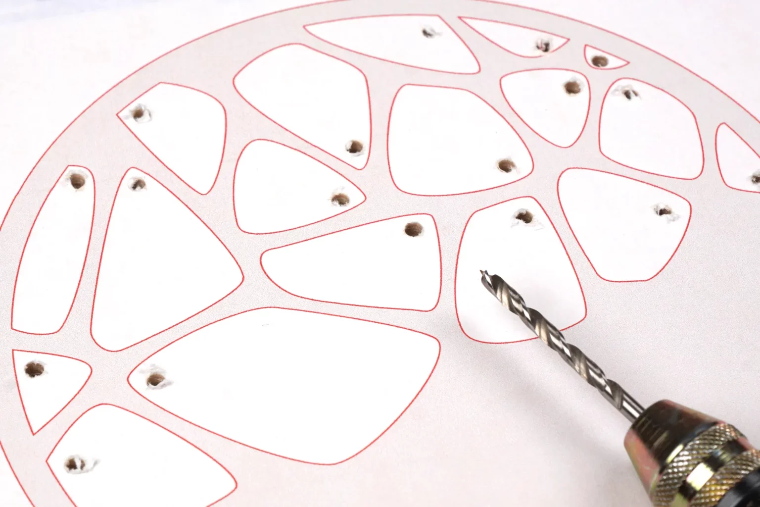 32-06-dekoleuchte-laubsaege-dekupiersaege-vorlage-saegeblattdurchfuehrungen-bohren