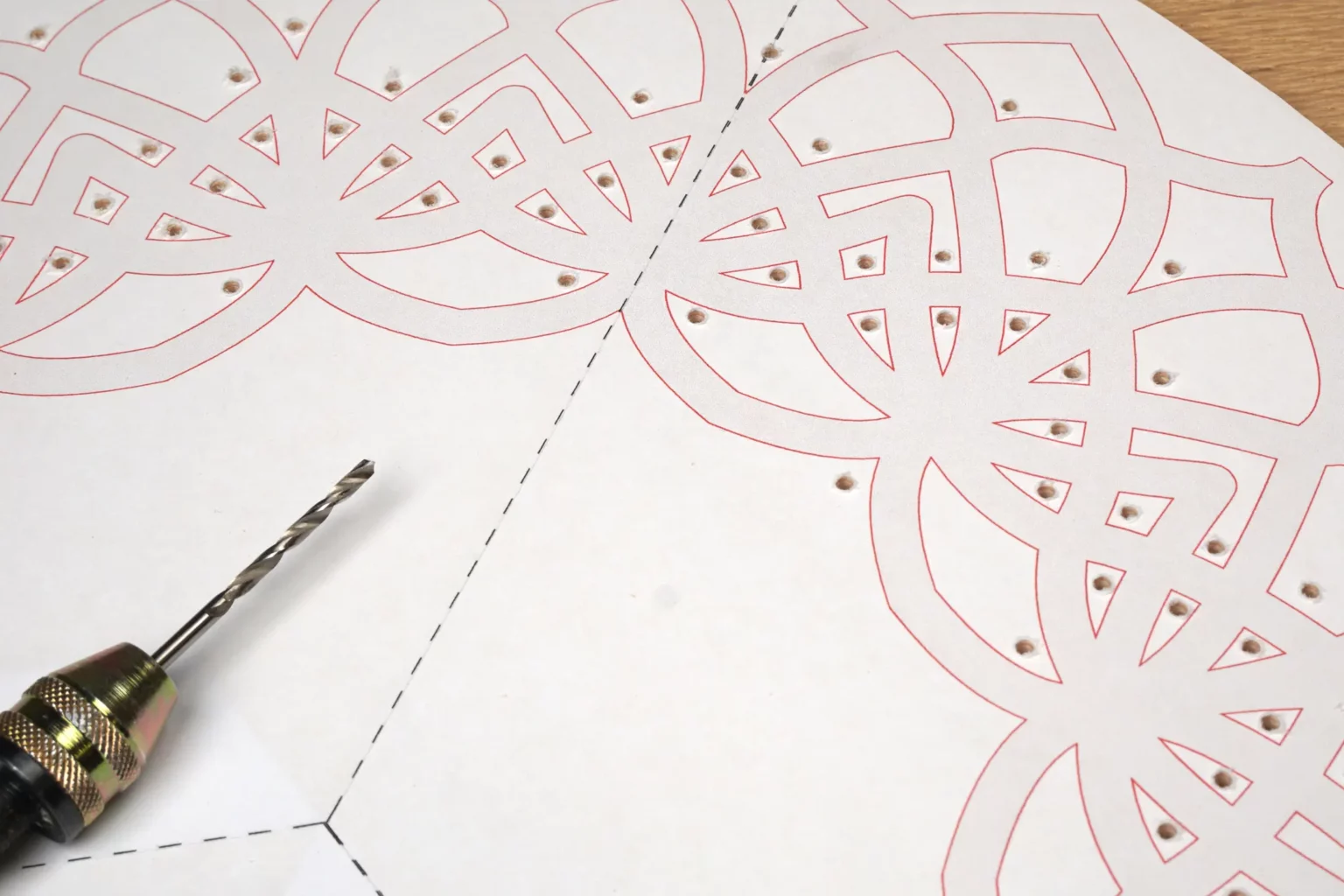 32-06-edler-wandspiegel-deko-laubsaege-dekupiersaege-vorlage-saegeblattdurchfuehrungen-bohren