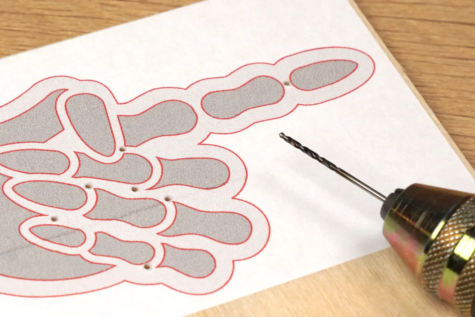 32-06-halloween-wegweiser-deko-herbst-laubsaege-dekupiersaege-vorlage-saegeblattdurchfuehrungen-bohren-knochenteile