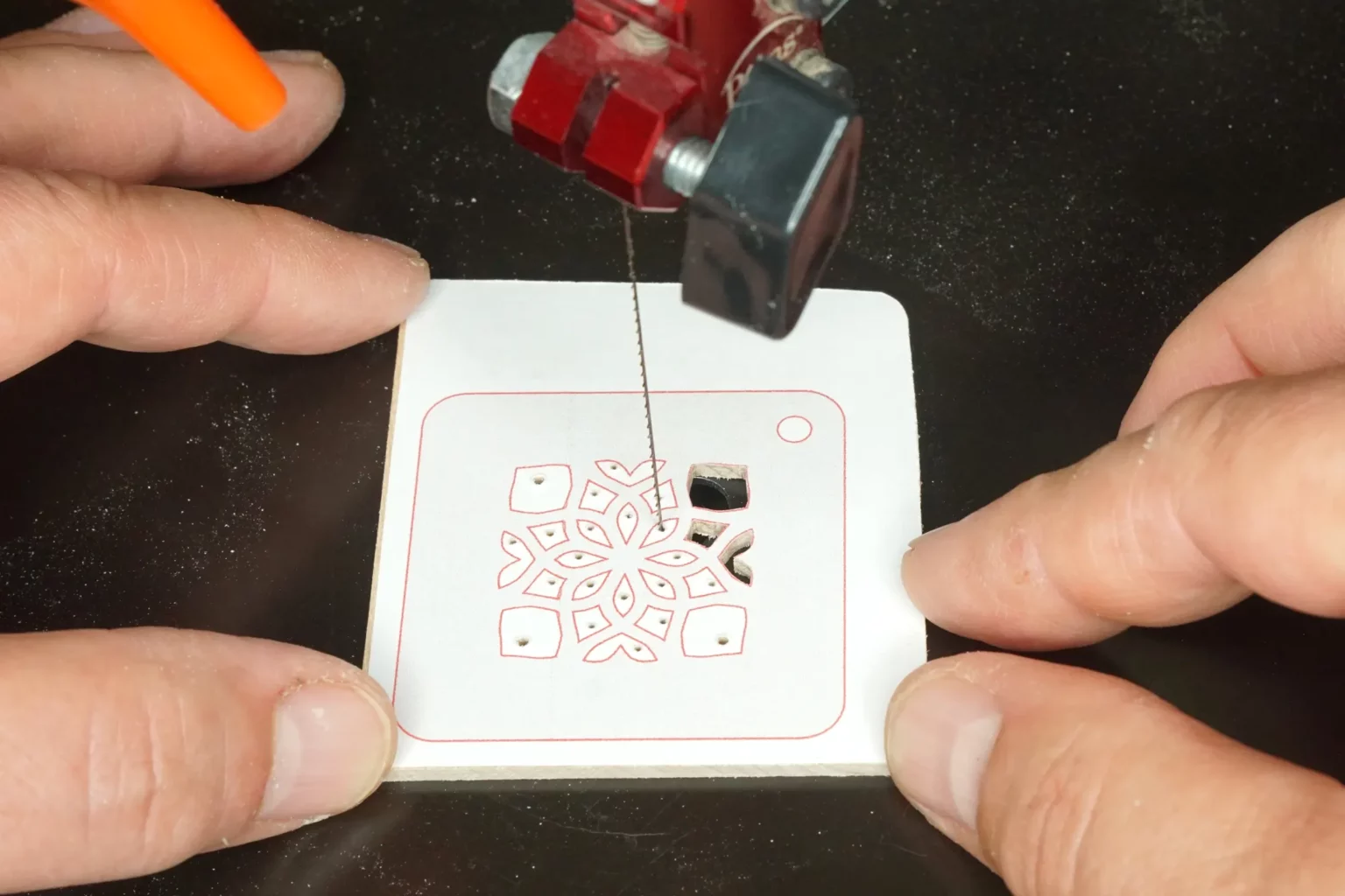 32-06-schluesselanhaenger-diy-laubsaege-dekupiersaege-vorlage-innenschnitte-aussenkontur-saegen-motivschicht-edelsperrholz