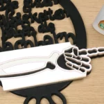 32-16a-halloween-wegweiser-deko-herbst-laubsaege-dekupiersaege-vorlage-knochenteile-aufkleben