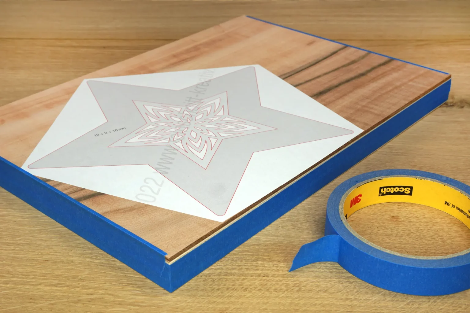 33-04-betonstern-deko-weihnachten-laubsaege-dekupiersaege-vorlage-edelsperrholz auf--stapel-blue-tape-fixieren
