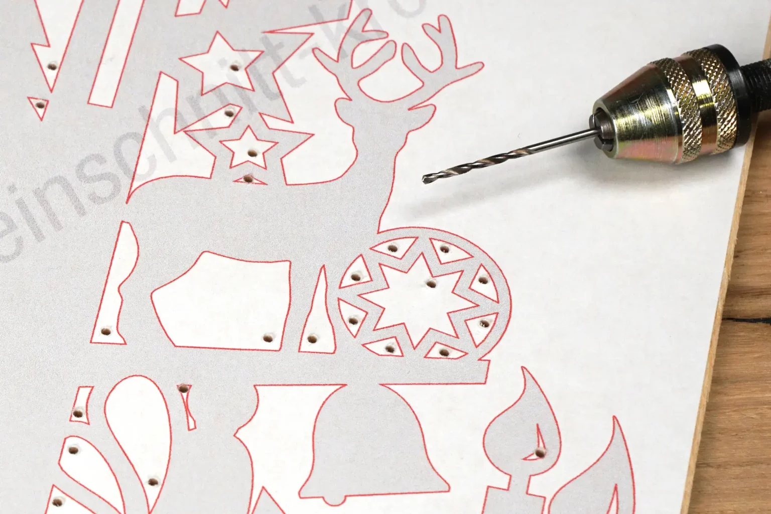 33-04-nordischer-tannenbaum-deko-laubsaege-dekupiersaege-vorlage-saegeblattdurchfuehrungen-bohren